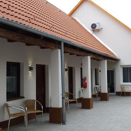 Czermann Holiday Inn Oroszlany Ngoại thất bức ảnh