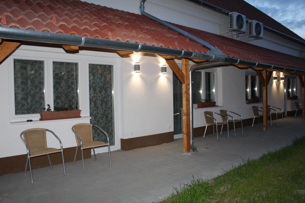 Czermann Holiday Inn Oroszlany Ngoại thất bức ảnh