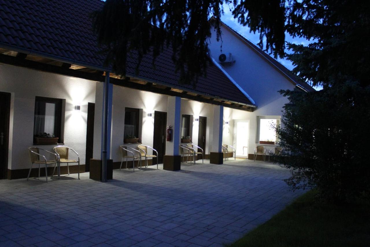 Czermann Holiday Inn Oroszlany Ngoại thất bức ảnh