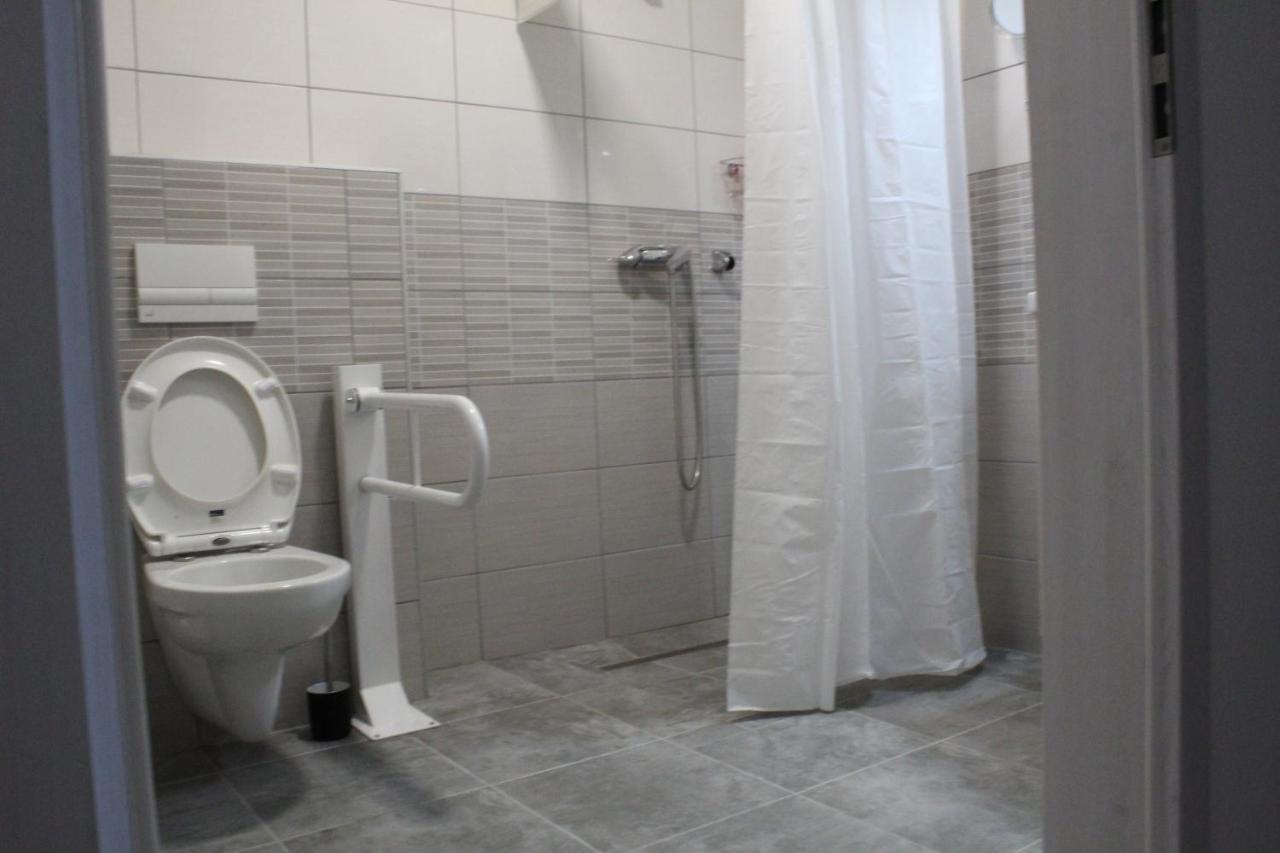 Czermann Holiday Inn Oroszlany Ngoại thất bức ảnh