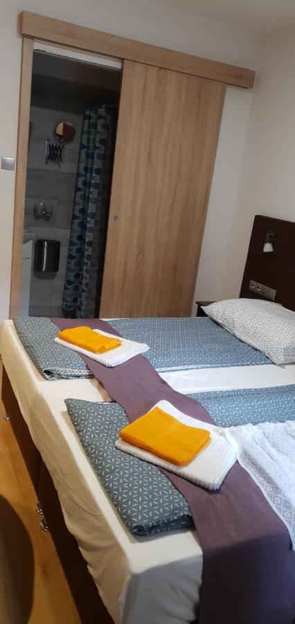 Czermann Holiday Inn Oroszlany Ngoại thất bức ảnh