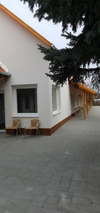 Czermann Holiday Inn Oroszlany Ngoại thất bức ảnh