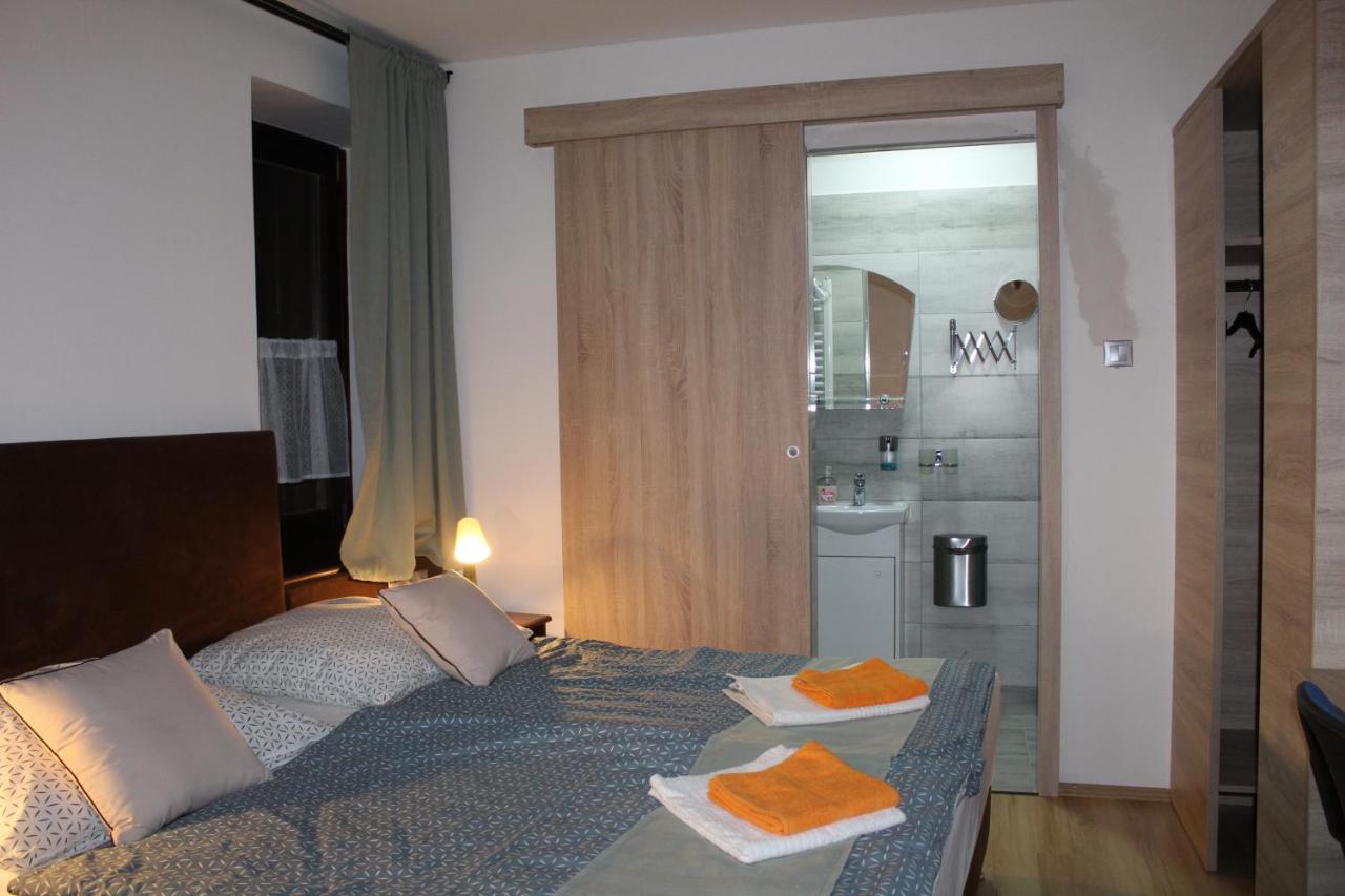 Czermann Holiday Inn Oroszlany Ngoại thất bức ảnh