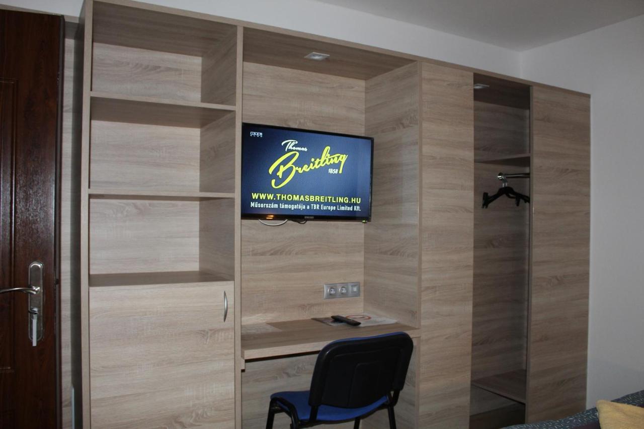 Czermann Holiday Inn Oroszlany Ngoại thất bức ảnh