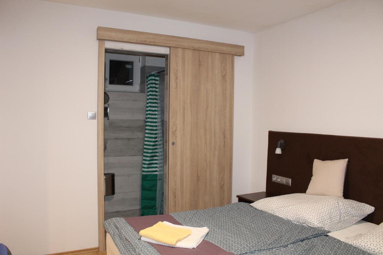 Czermann Holiday Inn Oroszlany Ngoại thất bức ảnh