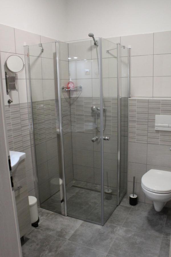 Czermann Holiday Inn Oroszlany Ngoại thất bức ảnh