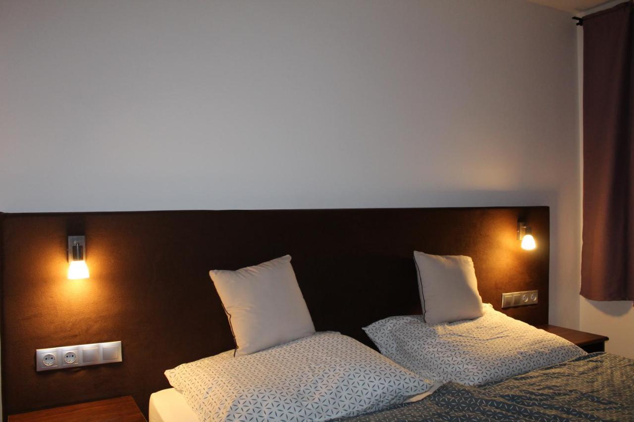 Czermann Holiday Inn Oroszlany Ngoại thất bức ảnh