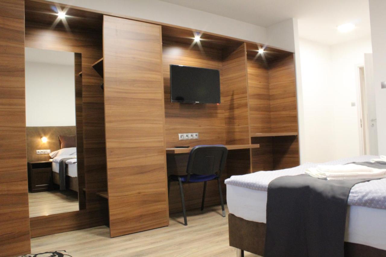 Czermann Holiday Inn Oroszlany Ngoại thất bức ảnh