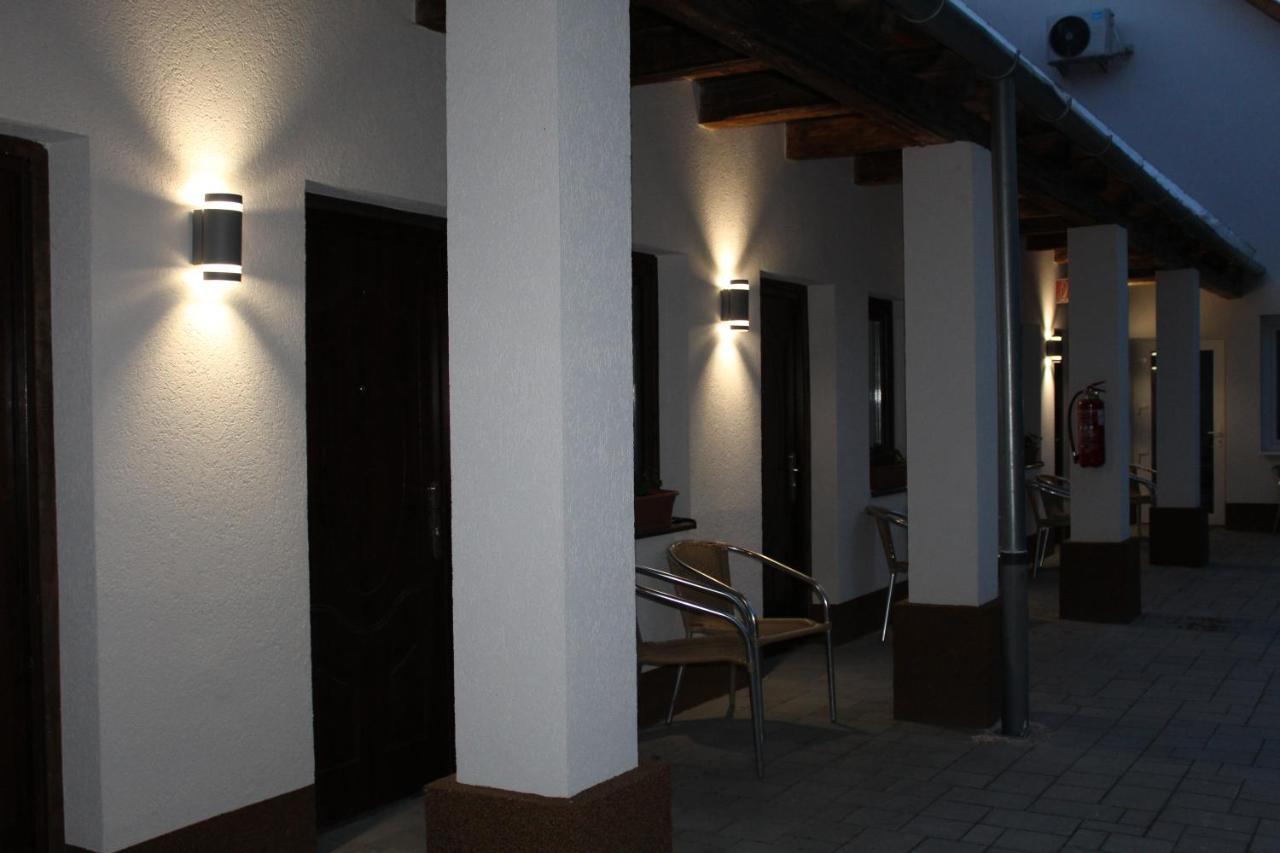 Czermann Holiday Inn Oroszlany Ngoại thất bức ảnh