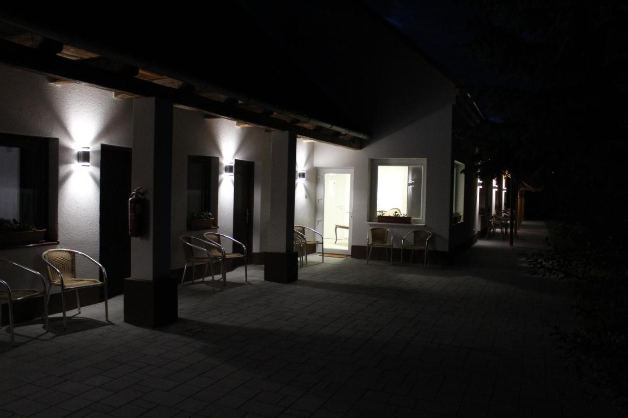 Czermann Holiday Inn Oroszlany Ngoại thất bức ảnh