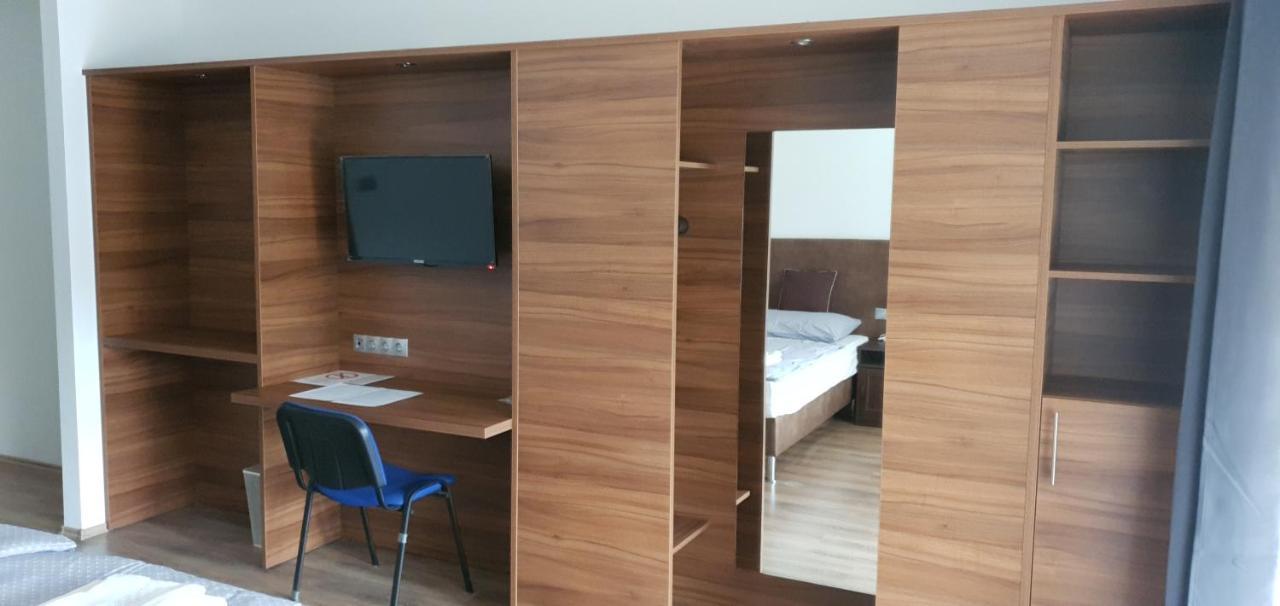 Czermann Holiday Inn Oroszlany Ngoại thất bức ảnh